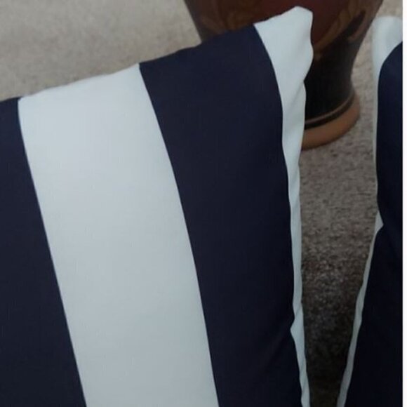 Set of two decorative throw pillows - Picture 3 of 7